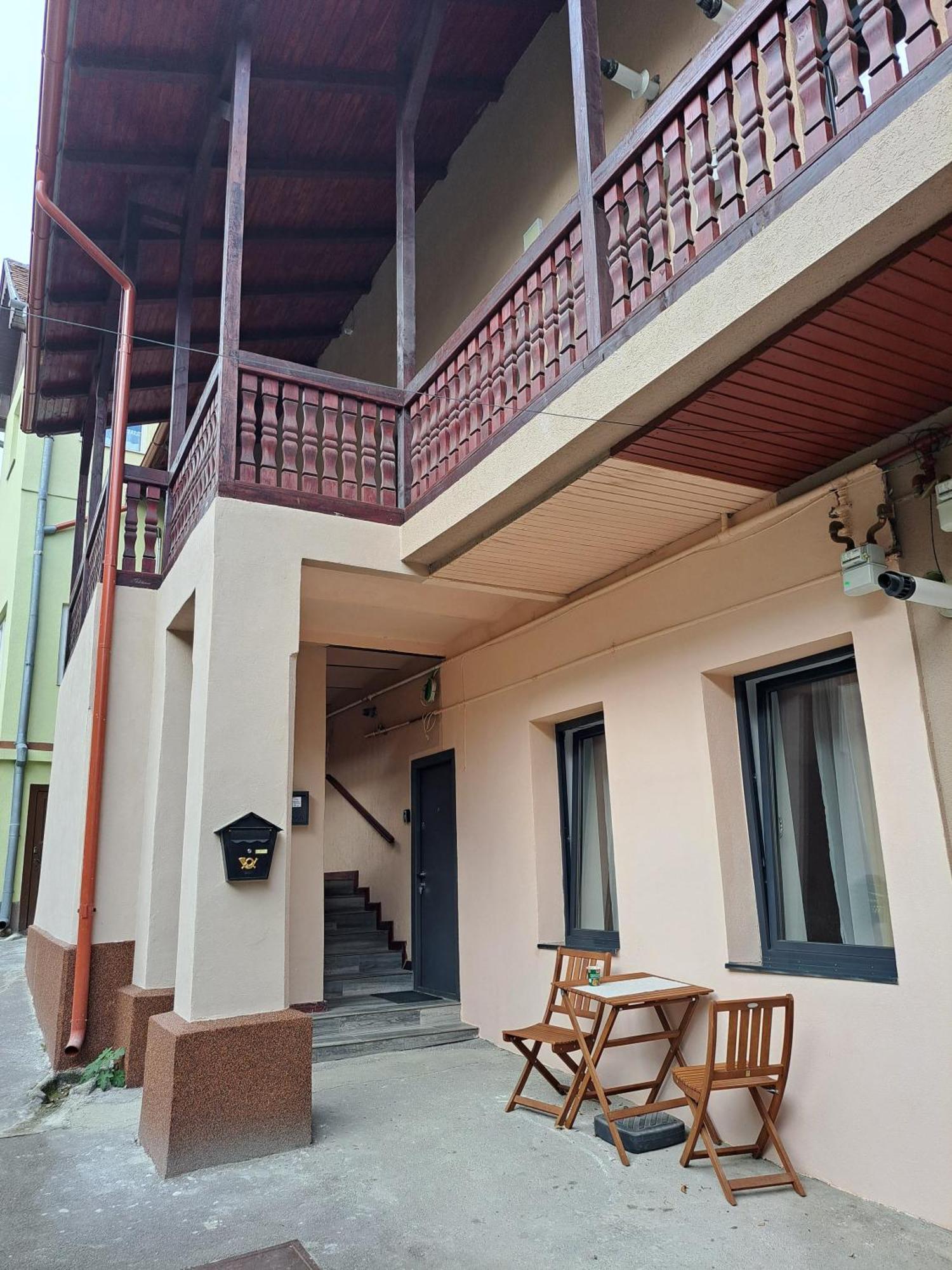 Cosy Studio In The Heart Of Brasov Luaran gambar